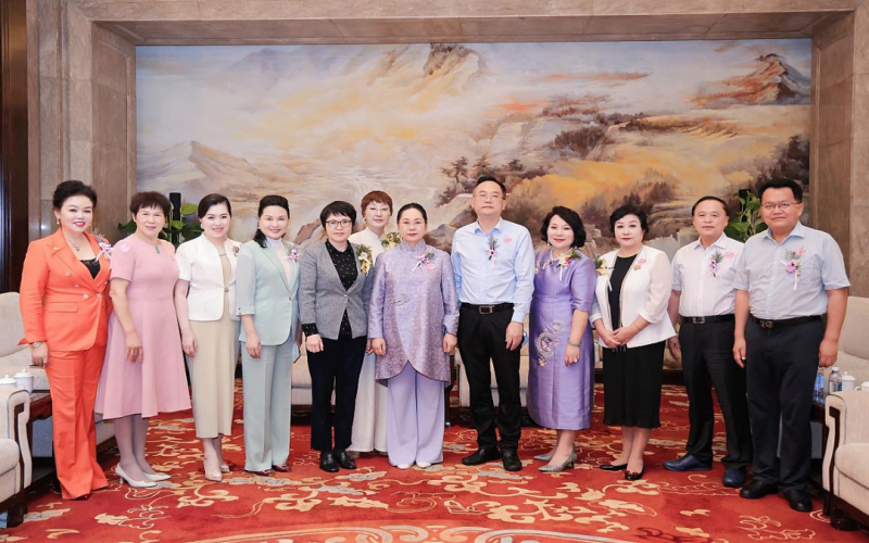 张荣华主席出席海南省女企业家经济发展促进会成立周年庆典